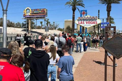 Una larga fila ante el letrero de "Welcome to Las Vegas". (Justin Razavi/Las Vegas Review-Journal)