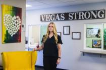 Tennille Pereira, directora del Vegas Strong Resiliency Center, en el centro el lunes 26 de sep ...