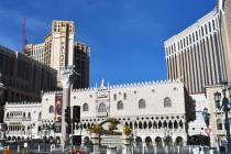 Los letreros de las torres y marquesinas de The Venetian® Resort Las Vegas: The Venetian, The ...