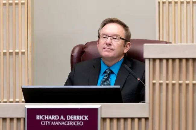 El gerente de la ciudad de Henderson, Richard Derrick, escucha los comentarios del público dur ...