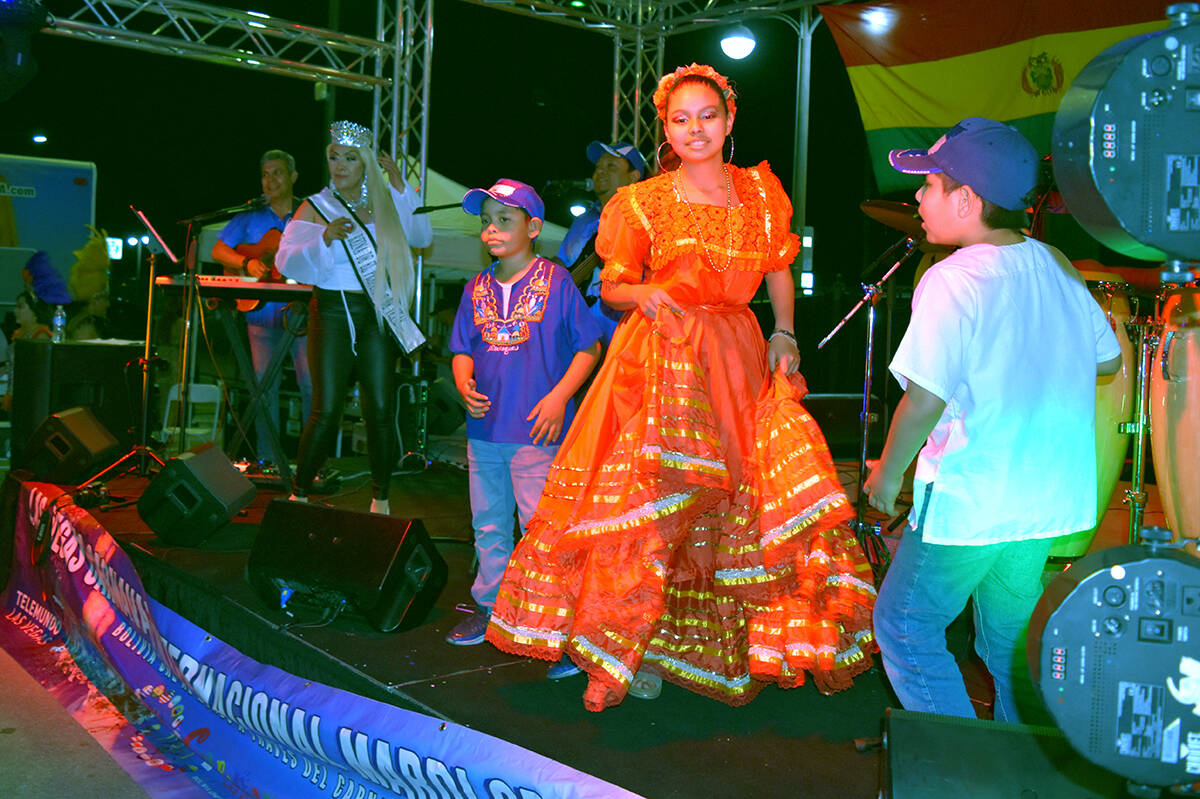 El Desfile Las Vegas Carnaval Internacional Mardi Gras 2023 en el Downtown “Bolivia une al mu ...