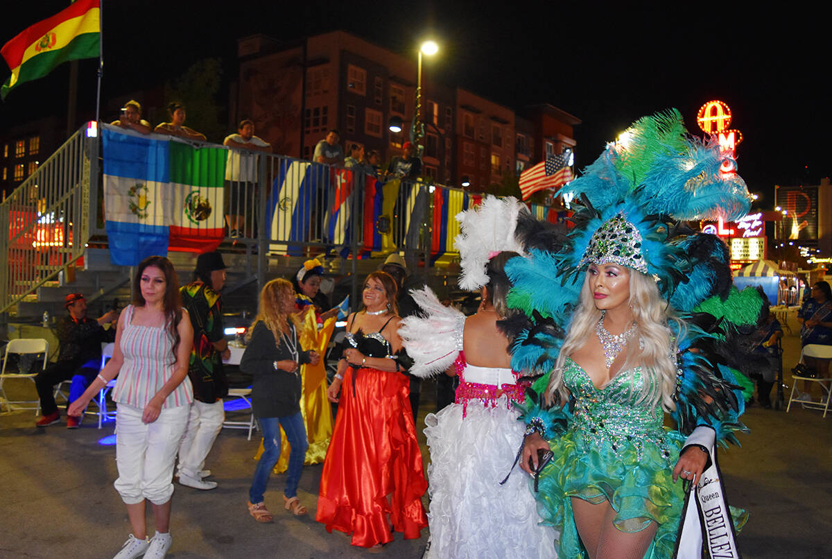 El Desfile Las Vegas Carnaval Internacional Mardi Gras 2023 en el Downtown “Bolivia une al mu ...