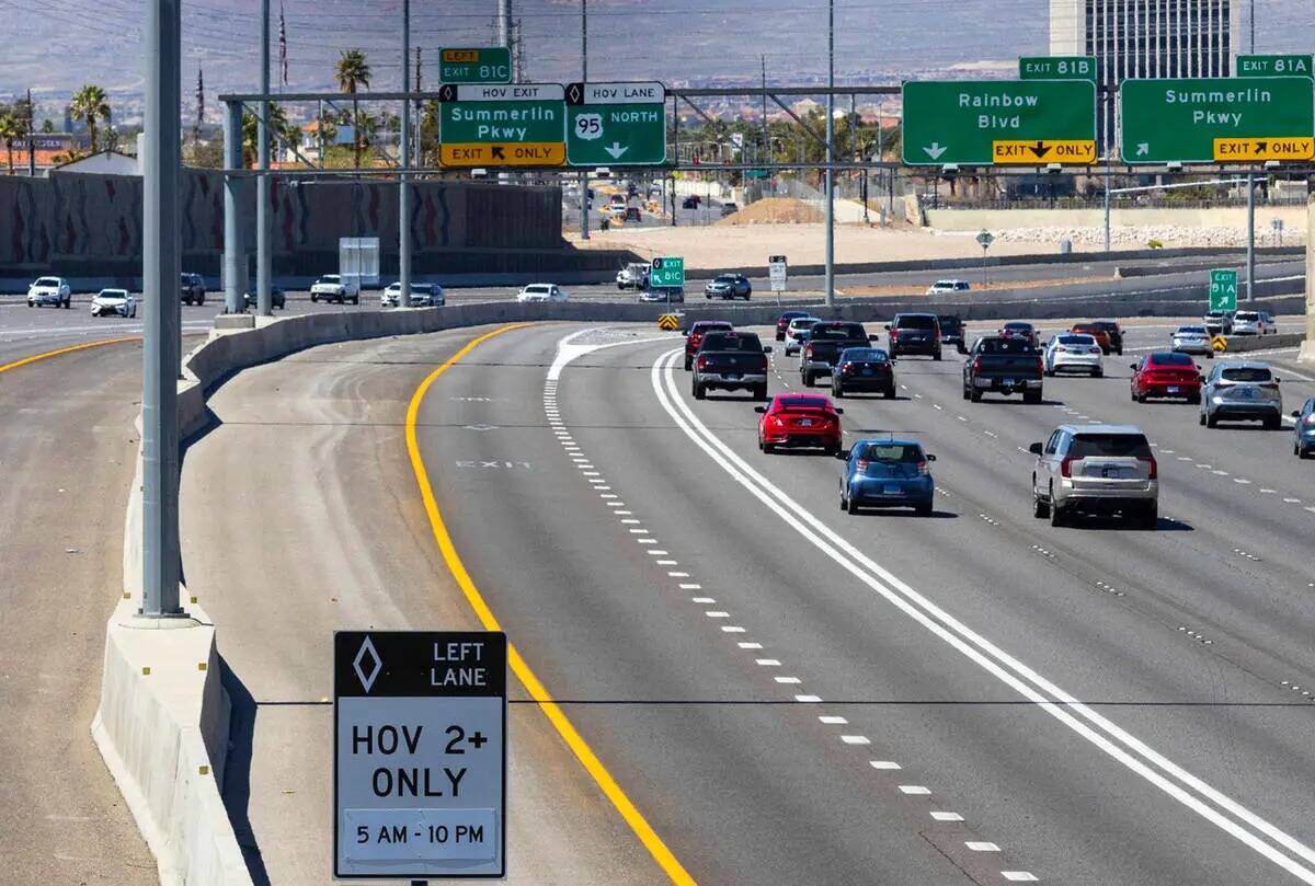 Los carriles HOV, al centro, se ven mientras los automovilistas navegan por la Interestatal 15 ...