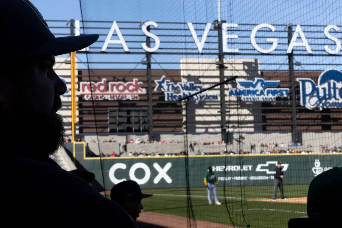 Fanáticos observan un partido de exhibición de la MLB entre los Oakland Athletics y los Cinci ...