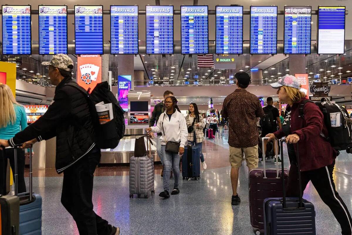 Pasajeros llegan a la Terminal 1 del Aeropuerto Internacional Harry Reid, el viernes 21 de abri ...