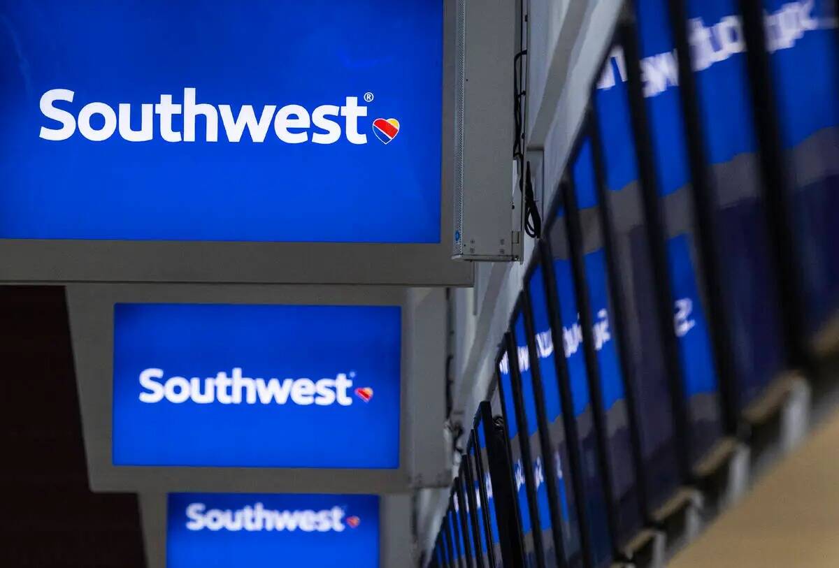 Los letreros de Southwest Airlines se muestran en la Terminal 1 del Aeropuerto Internacional Ha ...