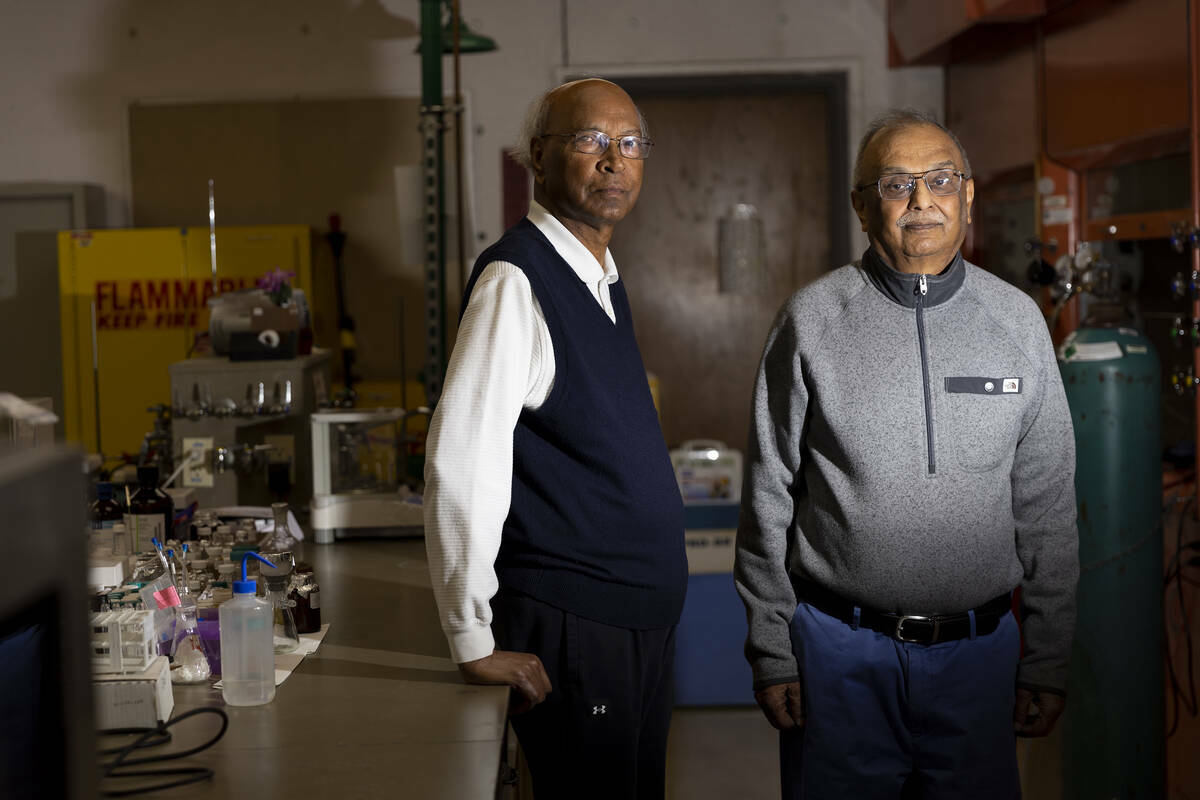 El profesor de Química Pradip Bhowmik, a la izquierda, y el cofundador de Quantum Copper, Rahu ...