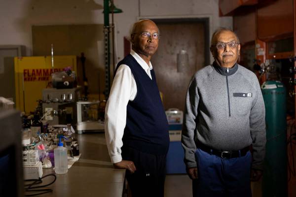 El profesor de Química Pradip Bhowmik, a la izquierda, y el cofundador de Quantum Copper, Rahu ...