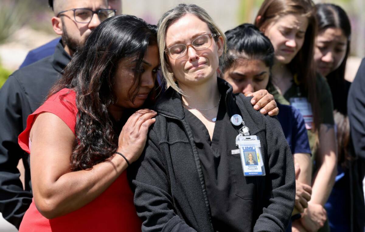 La Dra. Tammera Flores, a la derecha, colega de la asesinada Dra. Gwen Amsrala, recibe un abraz ...