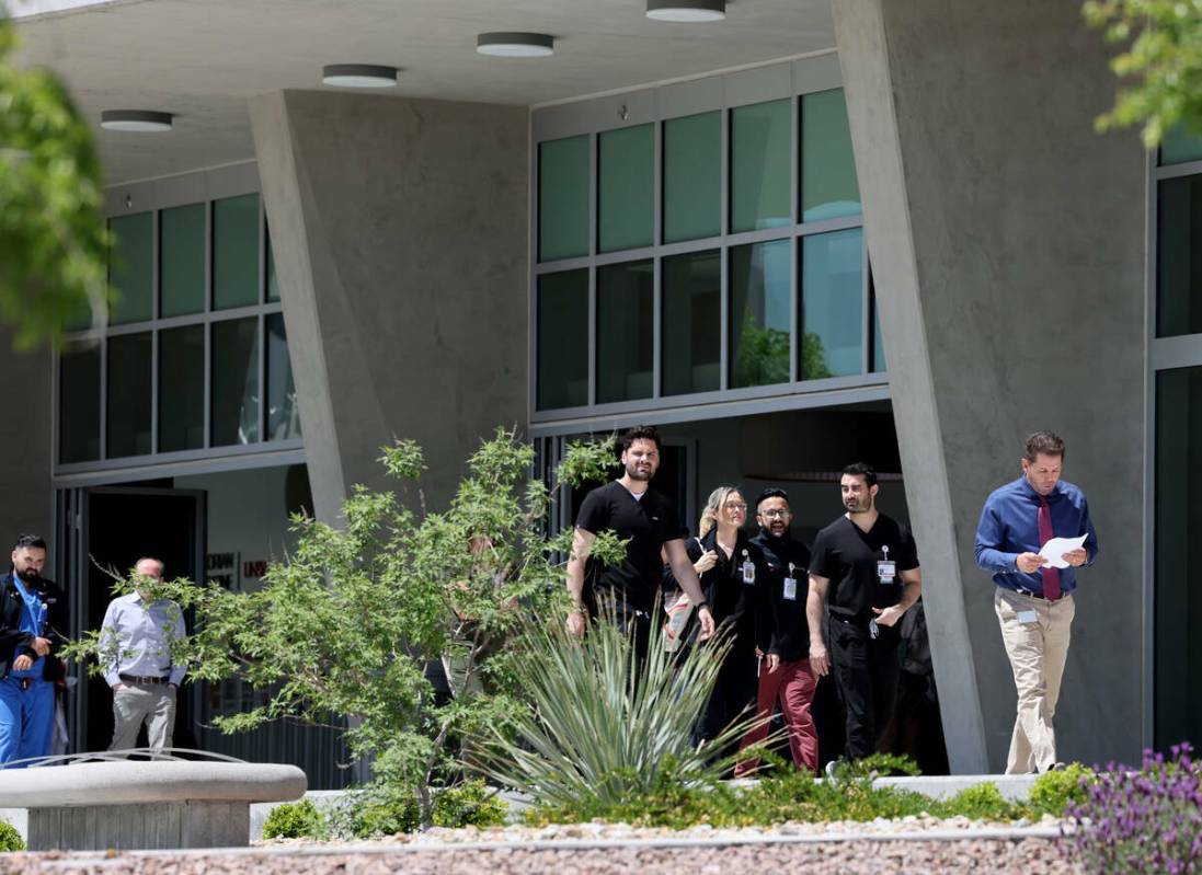 Colegas de la asesinada Dra. Gwen Amsrala en la Escuela de Medicina Kirk Kerkorian de la UNLV, ...