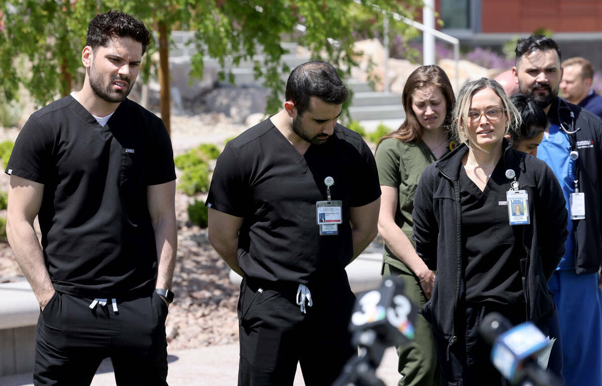 Colegas de la asesinada Dra. Gwen Amsrala, desde la izquierda, el Dr. Omar Sanyurah, el Dr. Mic ...