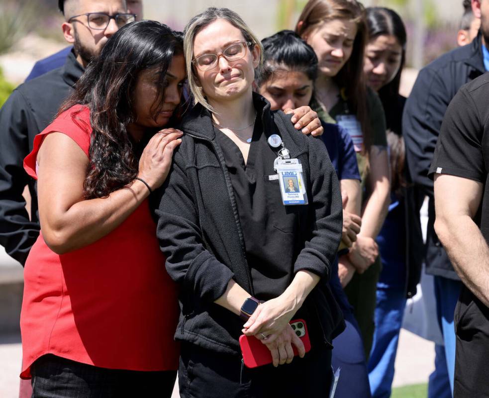 La Dra. Tammera Flores, a la derecha, colega de la asesinada Dra. Gwen Amsrala, recibe un abraz ...