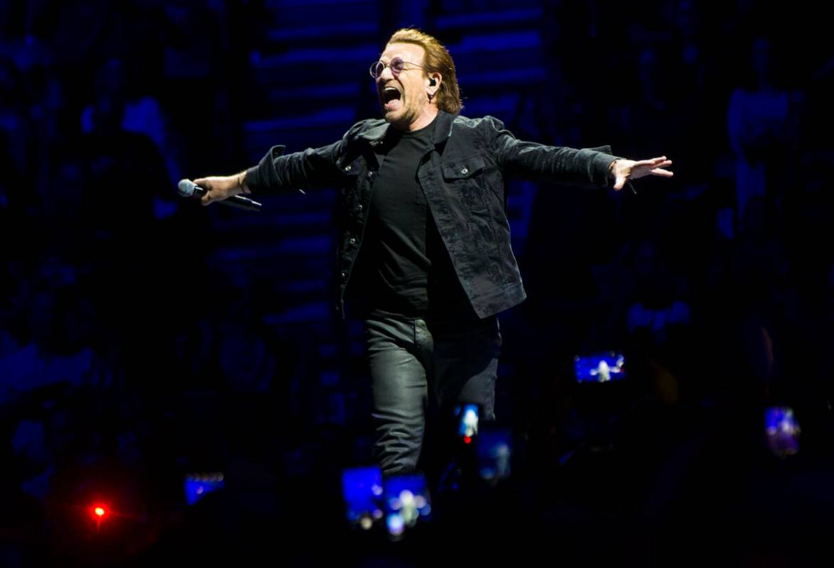 Bono de U2 actúa en el T-Mobile Arena de Las Vegas, el viernes 11 de mayo de 2018. (Chase Stev ...