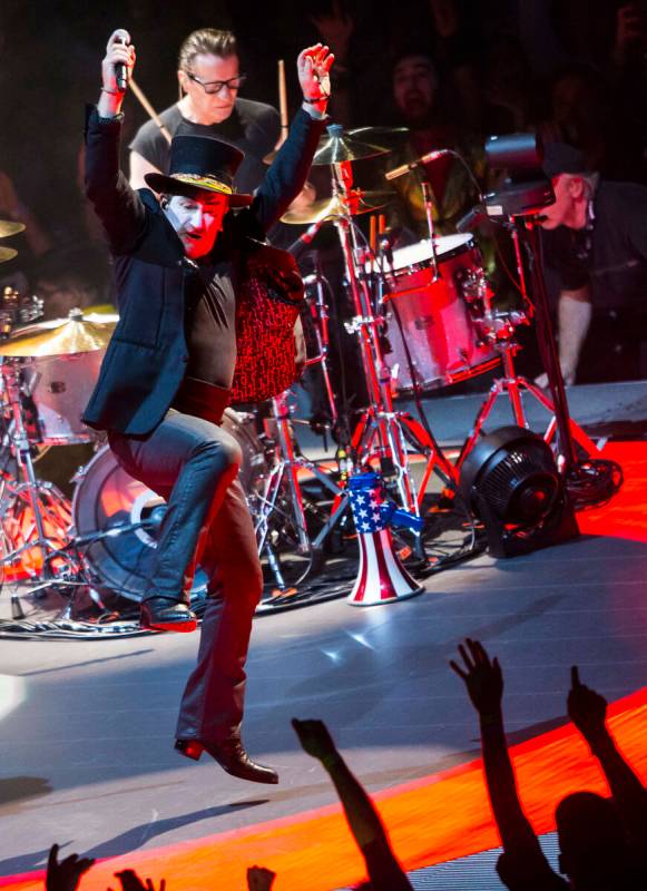 Bono de U2 actúa en el T-Mobile Arena, en Las Vegas, el viernes 11 de mayo de 2018. (Chase Ste ...
