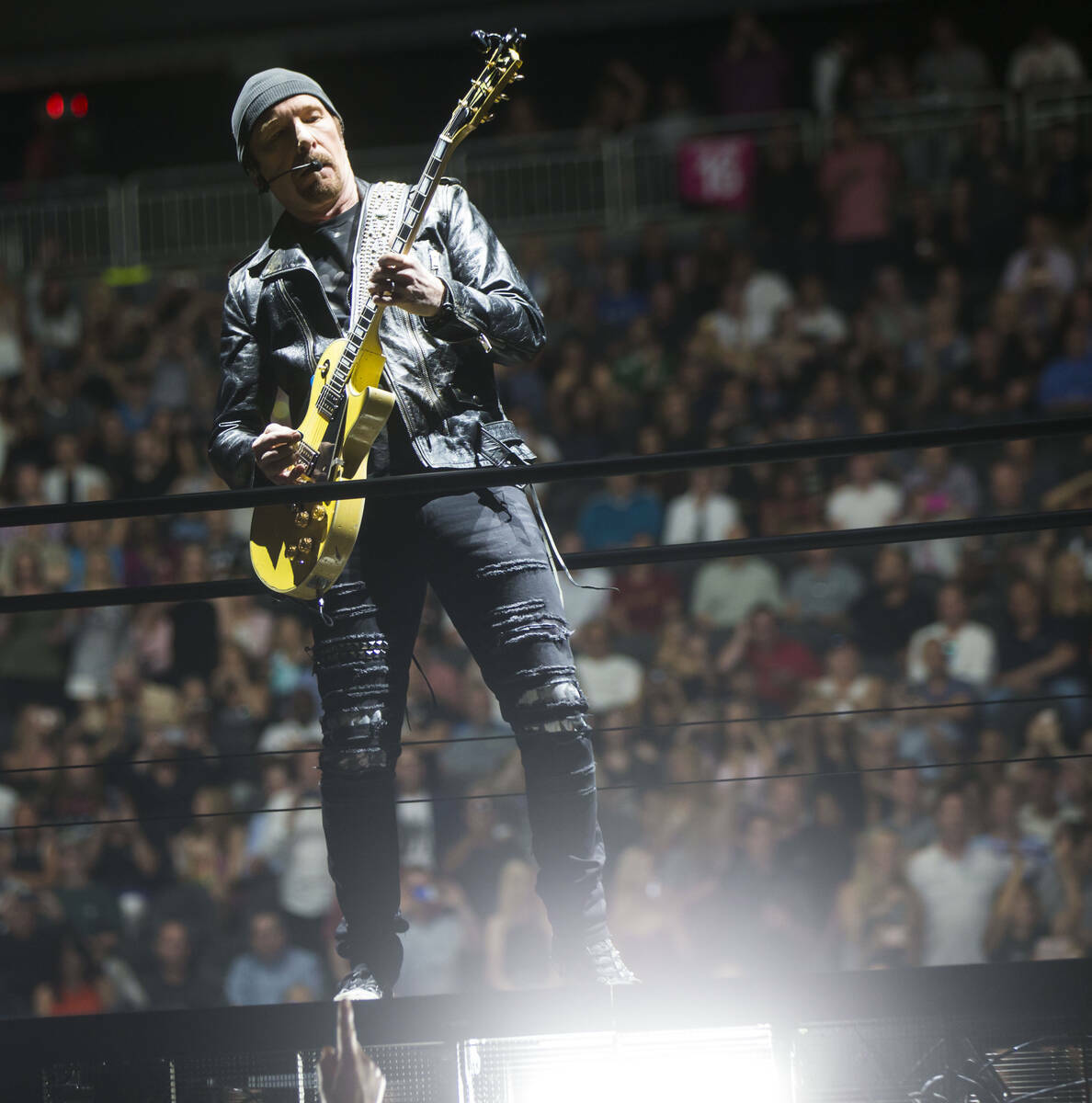 The Edge de U2 actúa en el T-Mobile Arena, en Las Vegas, el viernes 11 de mayo de 2018. (Chase ...