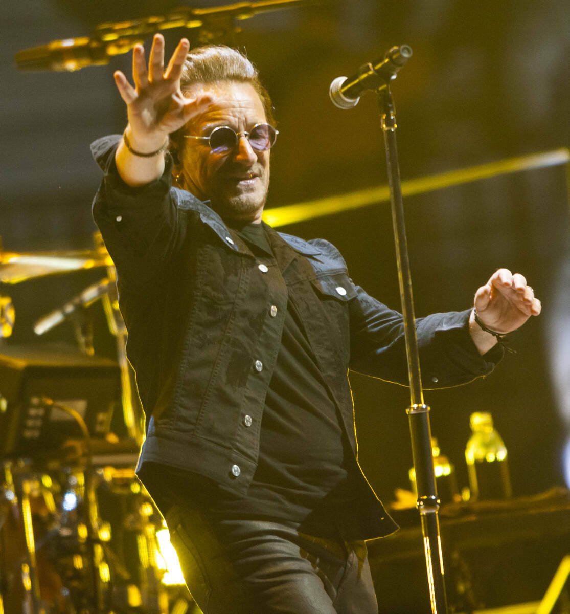 Bono de U2 actúa en el T-Mobile Arena, en Las Vegas el viernes 11 de mayo de 2018. (Chase Stev ...