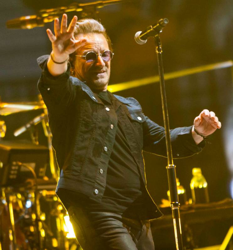 Bono de U2 actúa en el T-Mobile Arena, en Las Vegas el viernes 11 de mayo de 2018. (Chase Stev ...