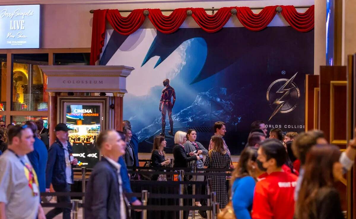 Asistentes a una proyección de The Flash durante CinemaCon en Caesars el martes 25 de abril de ...