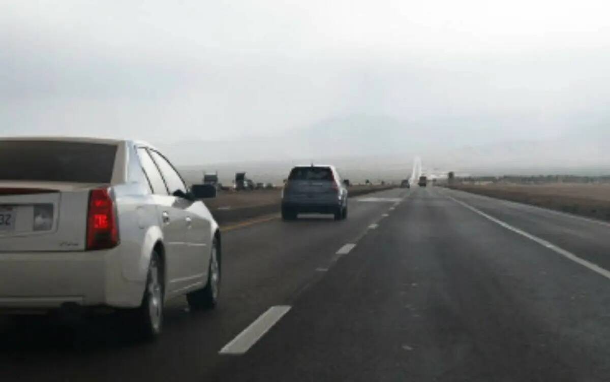 Vehículos se dirigen hacia el sur por la Interestatal 15 a la salida de Las Vegas, cerca de la ...