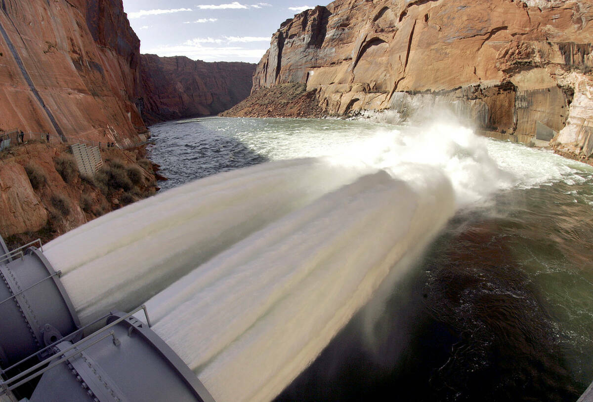 El agua fluye desde los tubos de propulsión número uno y dos de la presa Glen Canyon, en 2008 ...