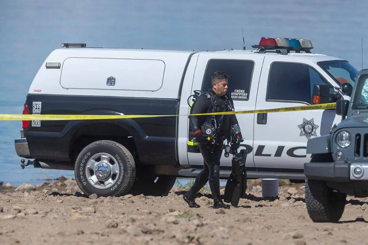 Un buceador sale del agua tras el hallazgo de restos óseos humanos en Boulder Beach, en el Ár ...