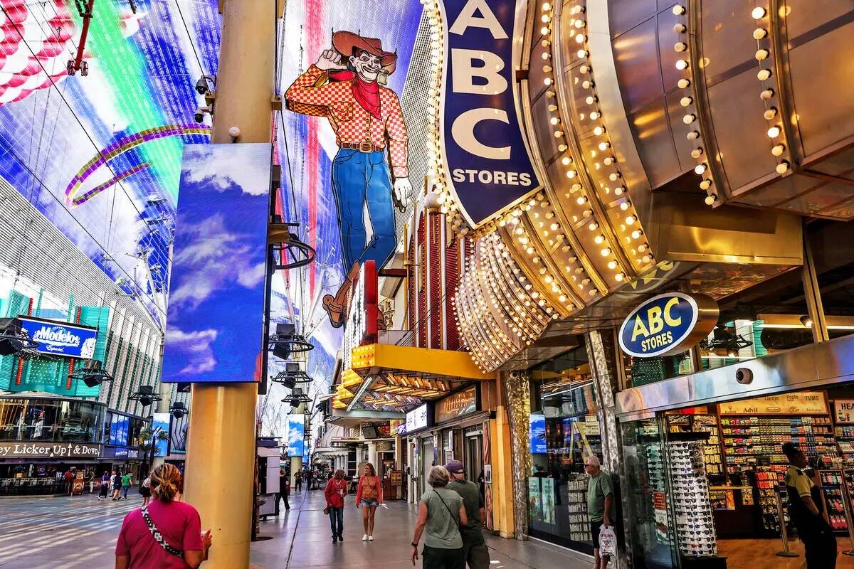El letrero luminoso de Vegas Vic en el interior de Fremont Street Experience, en el centro de L ...