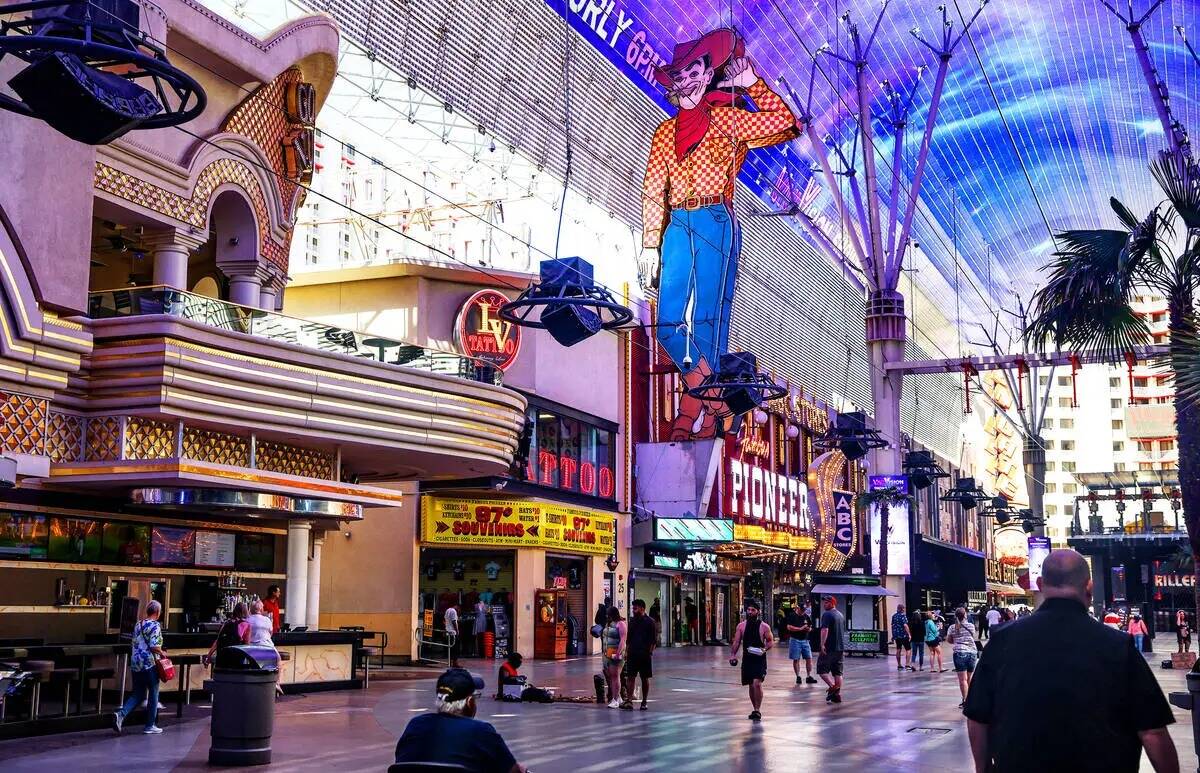 El letrero luminoso de Vegas Vic en el interior de Fremont Street Experience, en el centro de L ...
