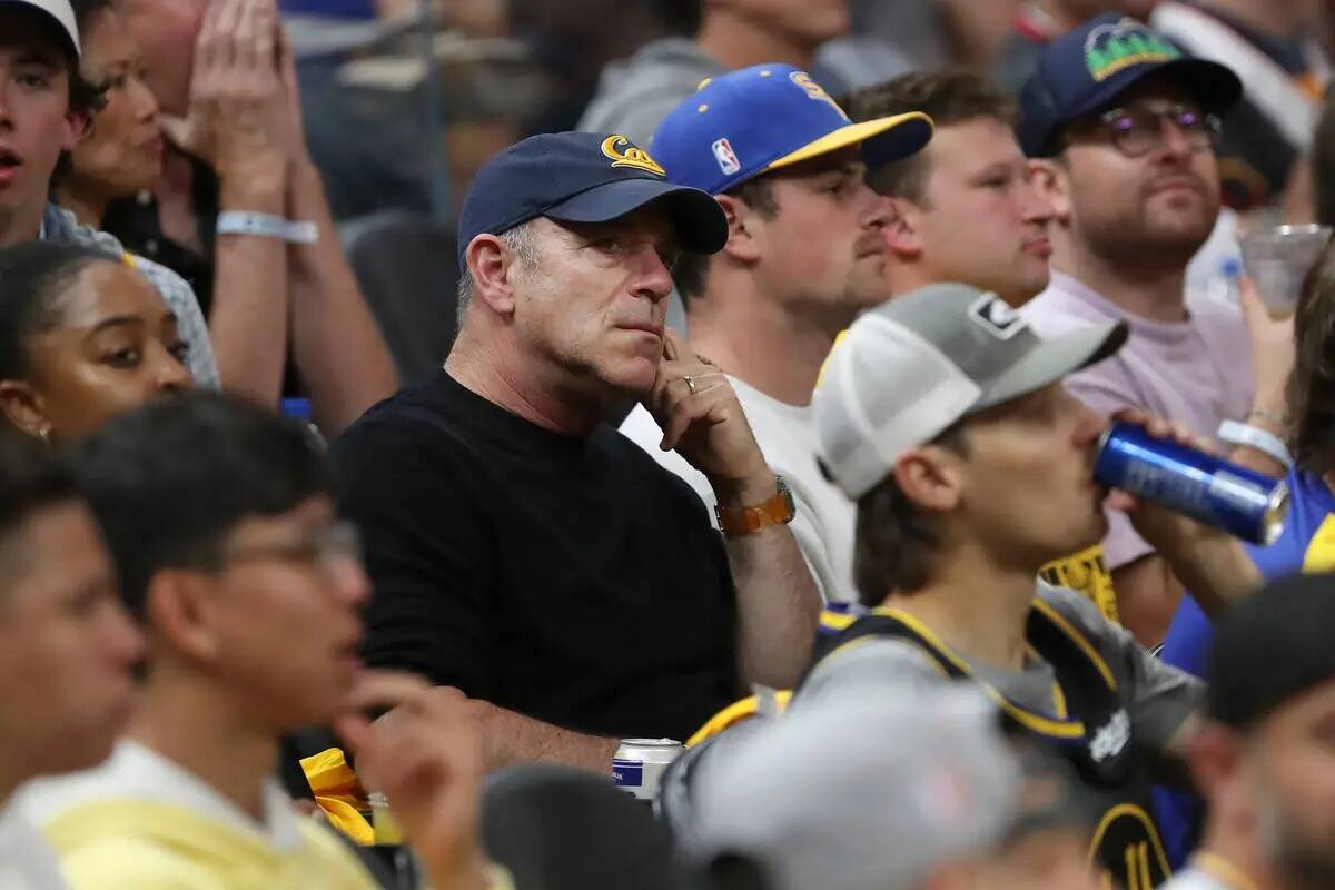El dueño de los Oakland Athletics, John Fisher, en el medio, observa durante el Juego 2 de las ...