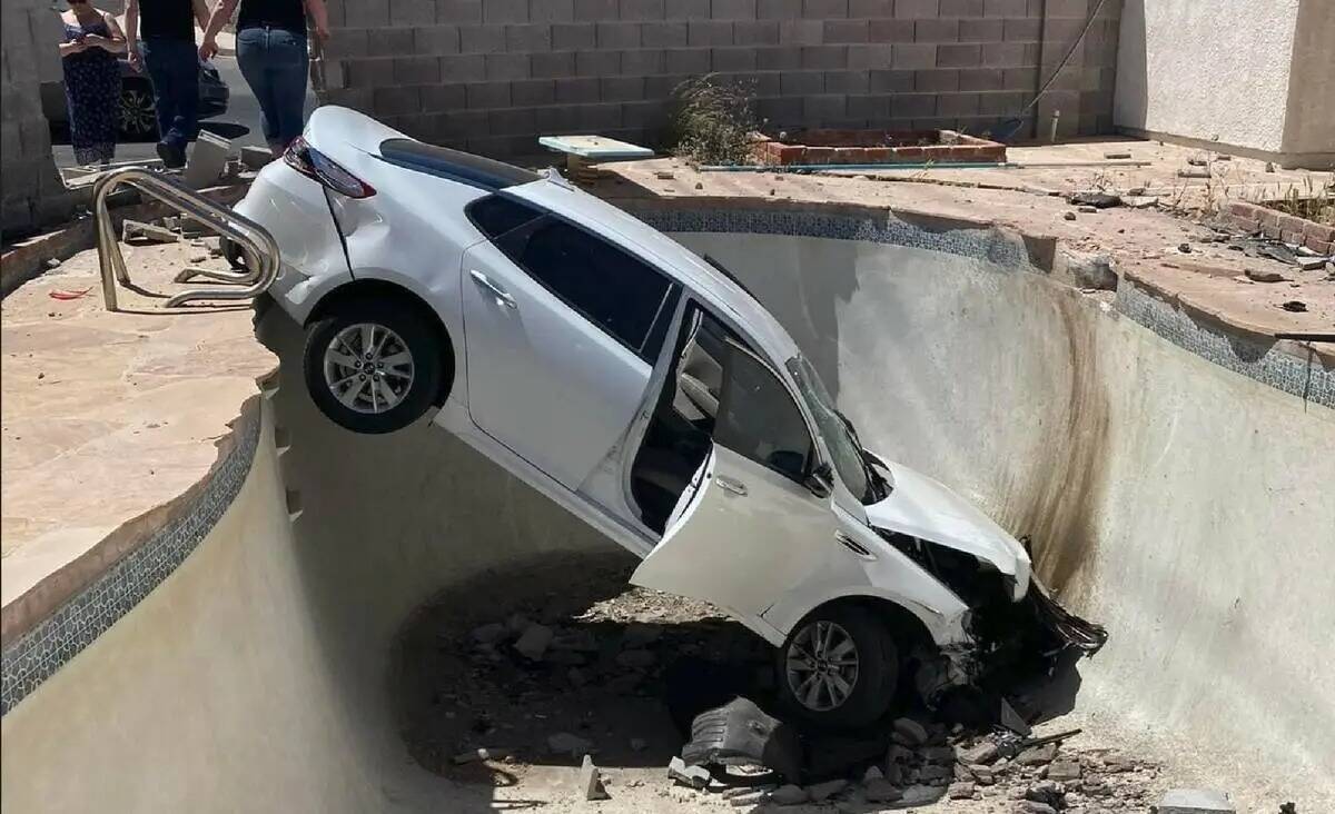 Un Kia se ve en una piscina en el patio trasero de una casa en el centro de Las Vegas el miérc ...