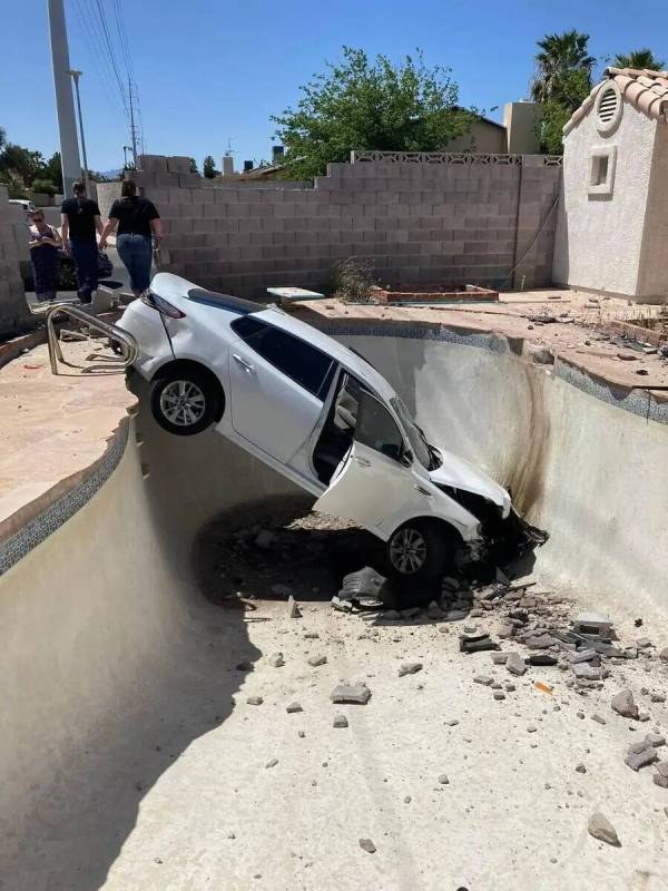 Un Kia se ve en una piscina en el patio trasero de una casa en el centro de Las Vegas el miérc ...