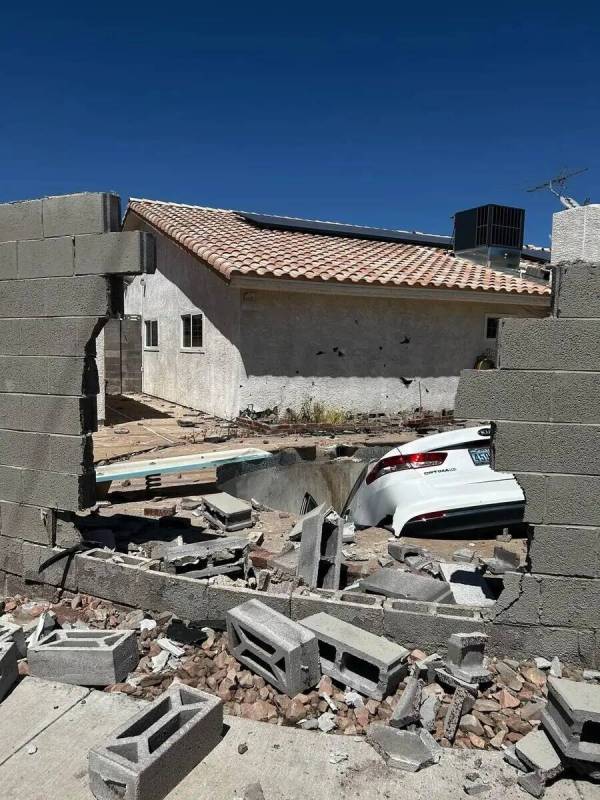 Un Kia atravesó una pared de ladrillo y se metió en el patio trasero de una casa en el centro ...