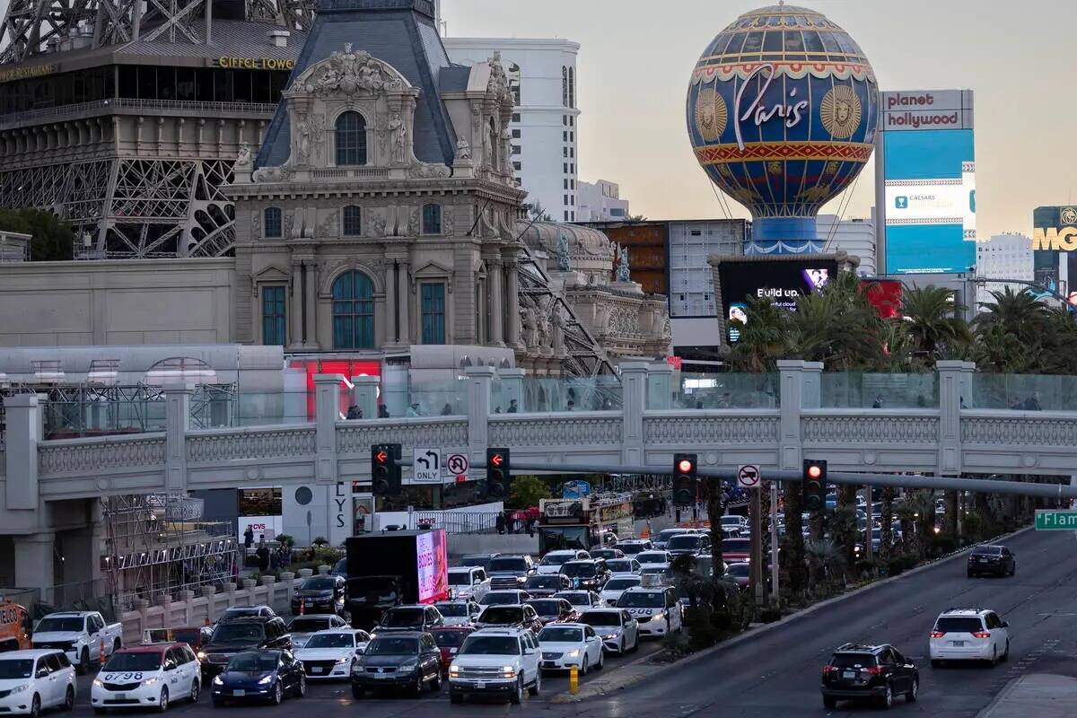 Peatones y tráfico circulan por el Strip en Las Vegas Boulevard en noviembre de 2022 en Las Ve ...
