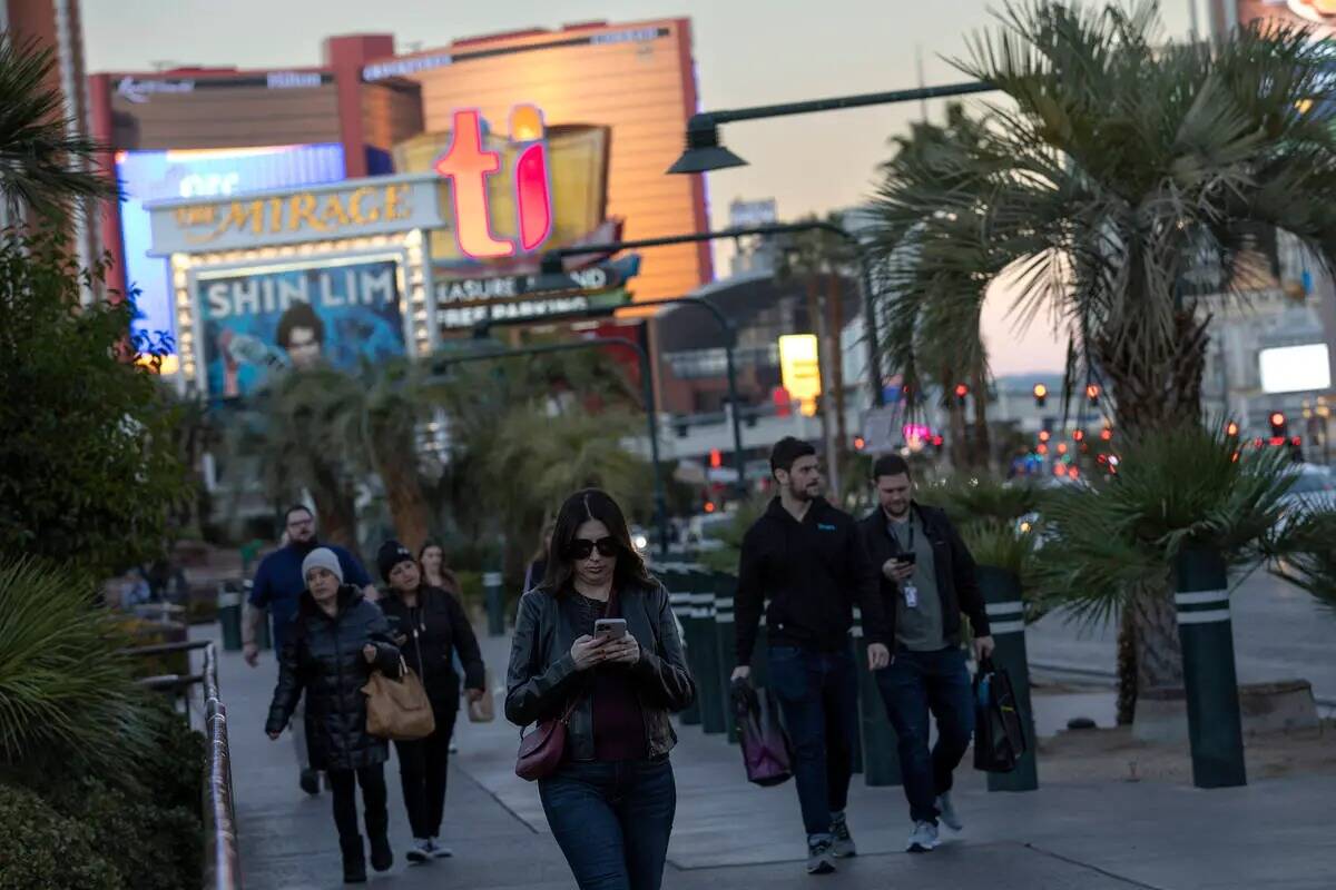 Peatones circulan por Las Vegas Boulevard en el Strip en noviembre de 2022 en Las Vegas. (Ellen ...