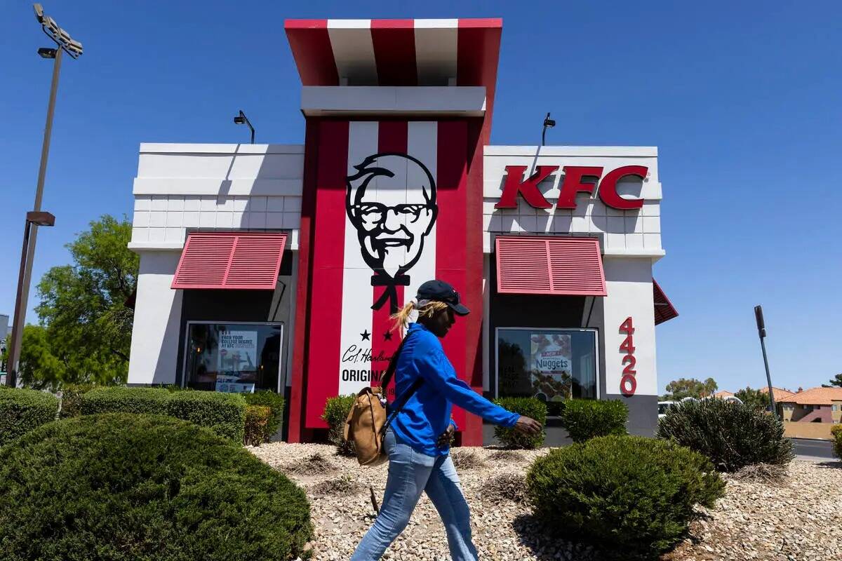 Una peatón pasa por delante de un restaurante de comida rápida KFC, el miércoles 26 de abril ...