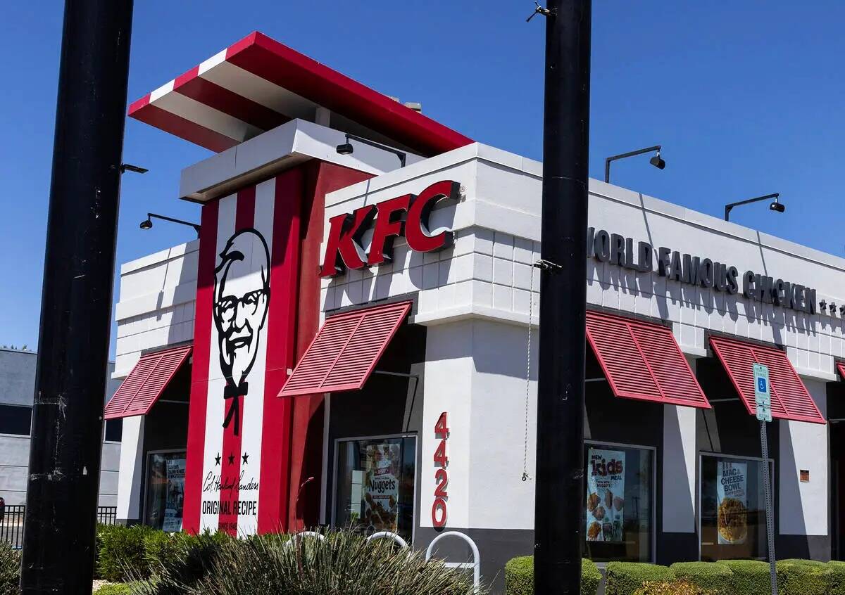 Se muestra un restaurante de comida rápida de KFC en Sahara Avenue, el miércoles 26 de abril ...