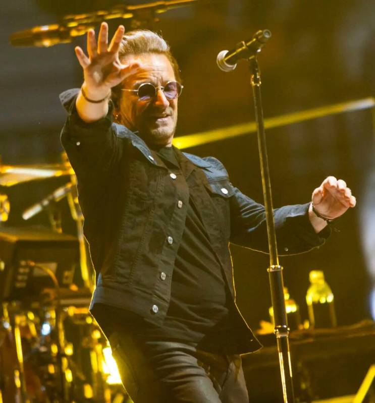 Bono de U2 se presenta en T-Mobile Arena de Las Vegas el viernes 11 de mayo de 2018. (Chase Ste ...