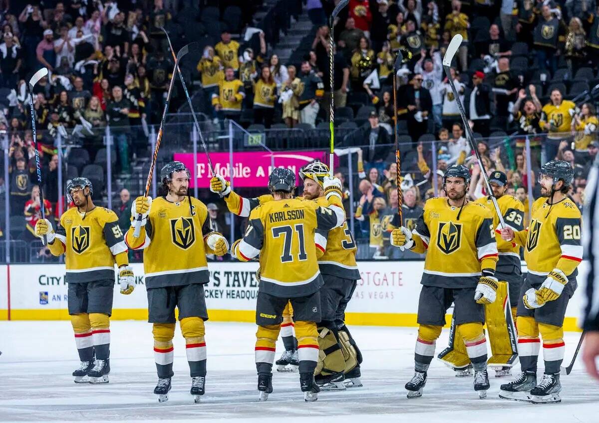 Jugadores de los Golden Knights celebran con los fans después de derrotar a los Winnipeg Jets ...