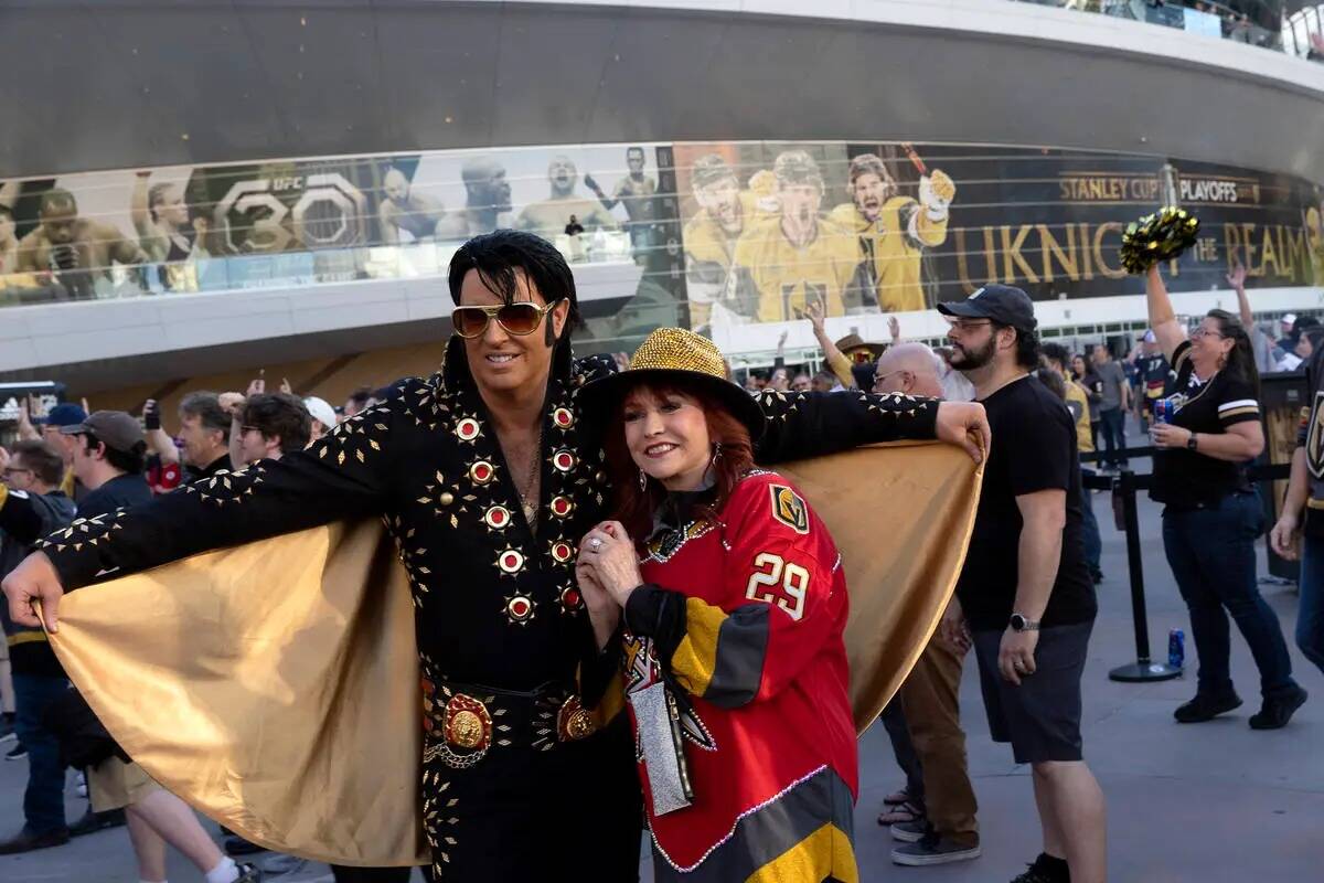 Sherry Jiménez, fan de los Golden Knights, posa para una foto con un imitador de Elvis antes d ...