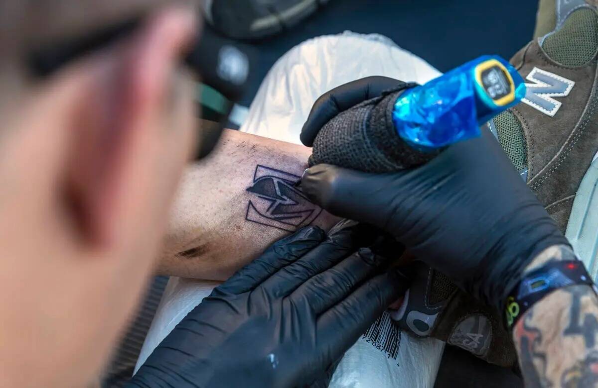 El artista del tatuaje Kapps de Revolt Tattoos trabaja en una pieza de los Golden Knights en el ...