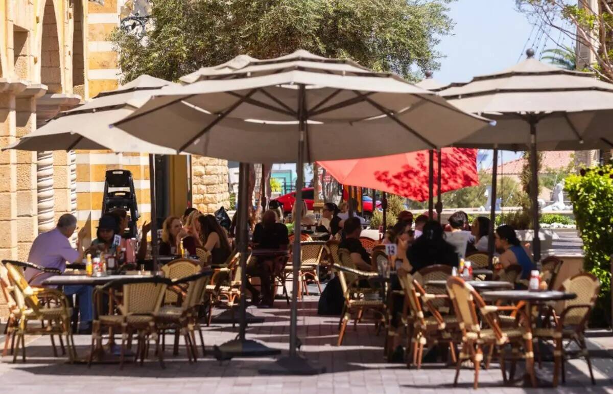 La gente se sienta en el patio mientras disfrutan de su almuerzo en Leone Cafe, el lunes de abr ...