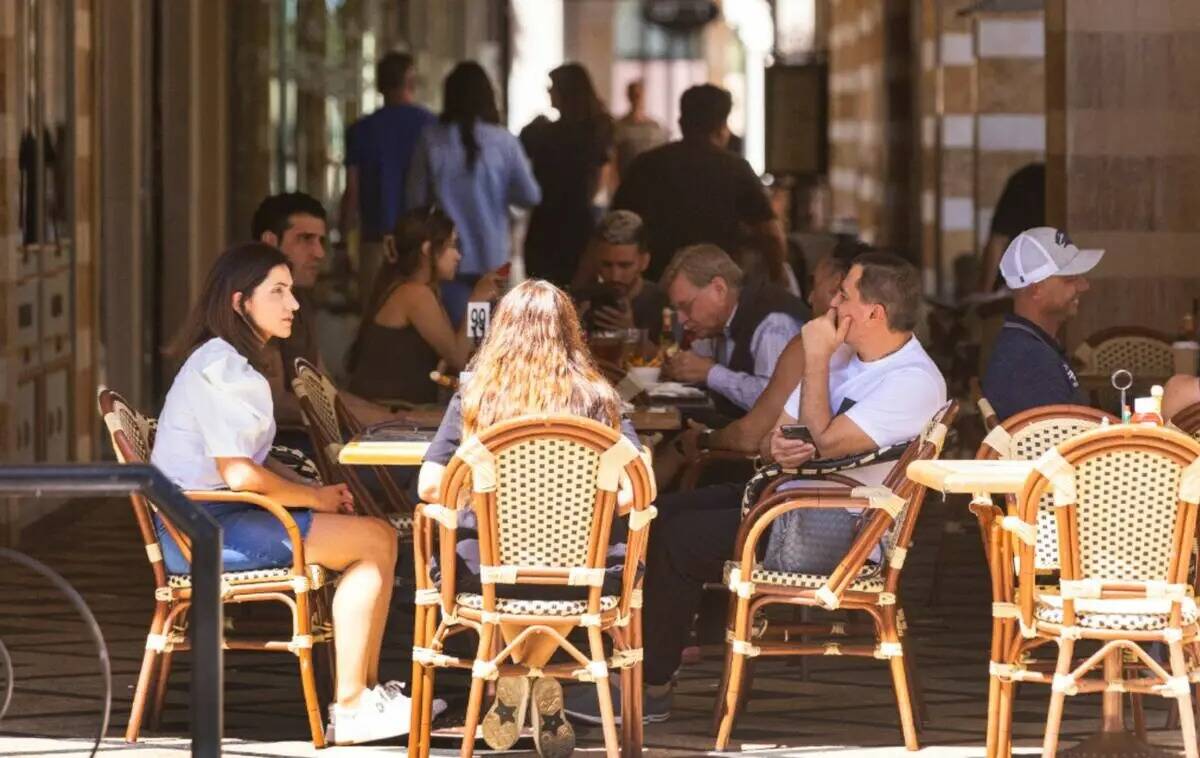 La gente se sienta en el patio mientras disfrutan de su almuerzo en Leone Cafe, el lunes 24 de ...