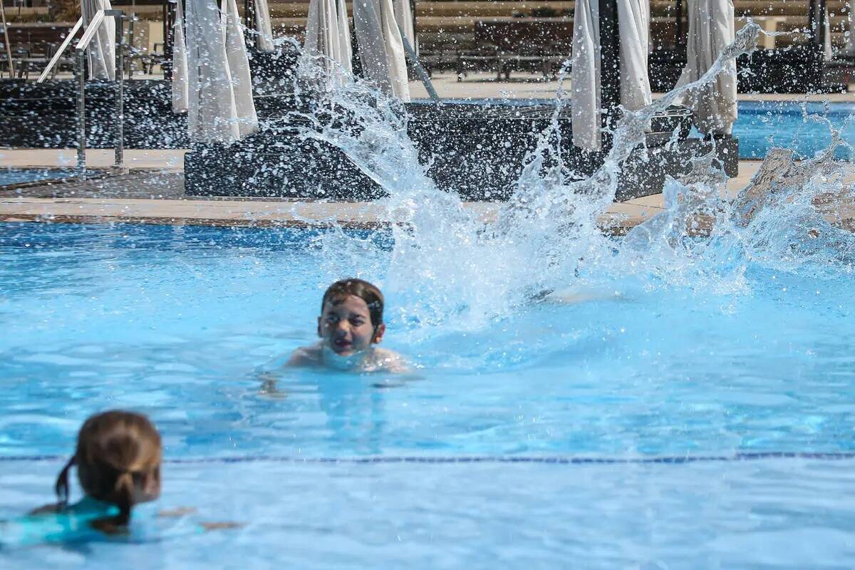 La gente nada en la piscina de M Resort en Henderson en 2019. (Las Vegas Review-Journal)
