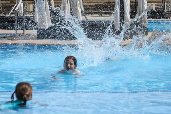 La gente nada en la piscina de M Resort en Henderson en 2019. (Las Vegas Review-Journal)