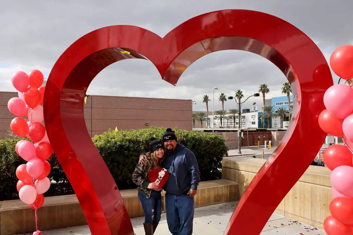 MarBella y Raul Moreno, de San Diego, junto a la escultura "Big Heart" en el exterior de la Ofi ...