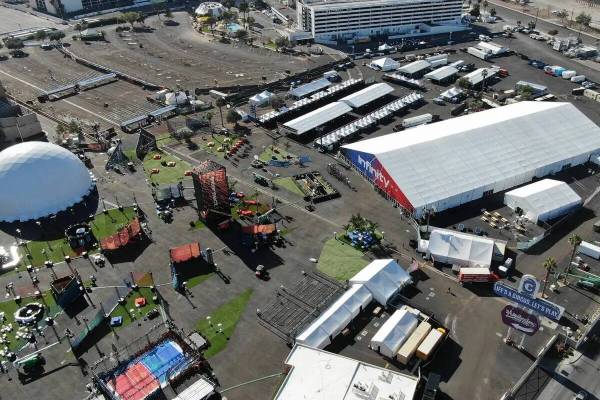 Vista aérea de Las Vegas Festival Grounds en la esquina de Sahara y Las Vegas Boulevard en pre ...