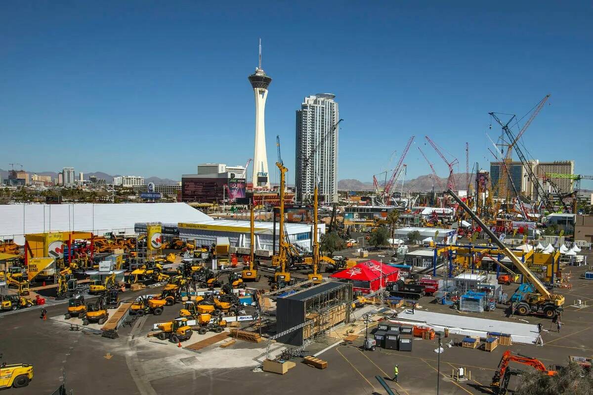 Numerosas grúas de construcción están en su lugar para la ConExpo-Con/Agg en Las Vegas Festi ...