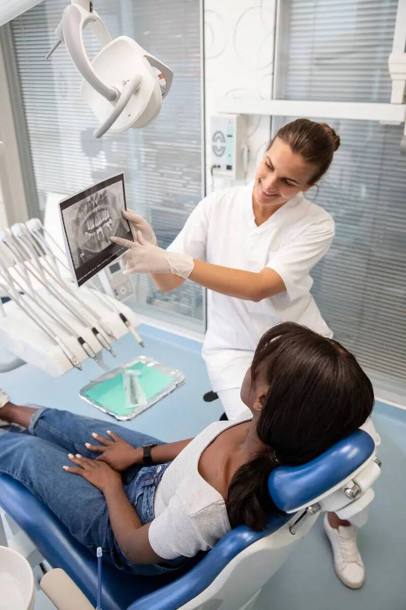 Toda mujer debe someterse a una revisión dental anual que incluya radiografías, detección de ...