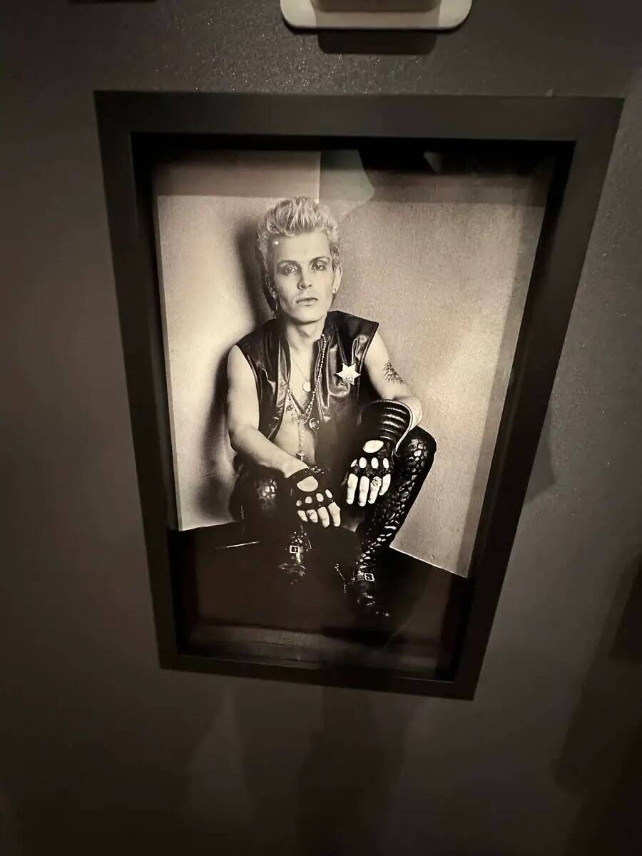Una foto de Billy Idol en sus días con Generation X se muestra en Punk Rock Museum en 1422 Wes ...
