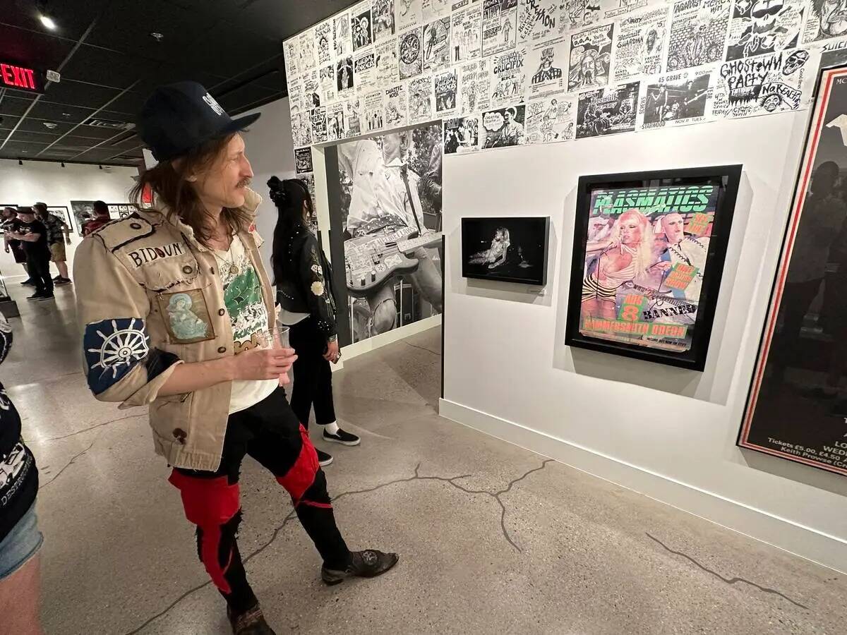 Eugene Hutz de la banda de punk Gogol Bordello se muestra en Punk Rock Museum en 1422 Western A ...