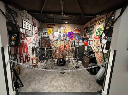 Una recreación del garaje de ensayo de Pennywise se muestra en Punk Rock Museum en 1422 Wester ...